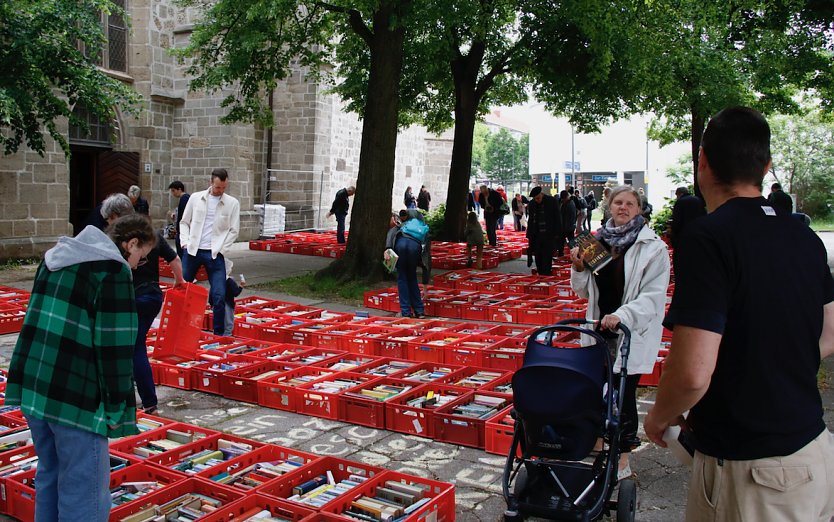 B&uuml;chermarkt auf dem Blasiikirchplatz (Foto: F.Tuschy)