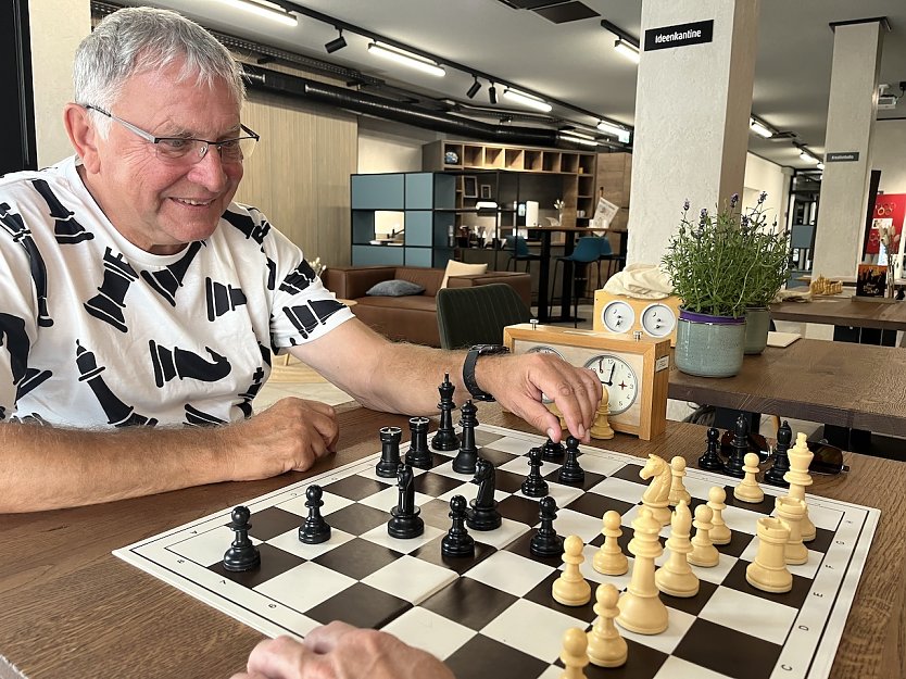 Initiator Peter Salaske vom Schachverein Ammern freut sich auf weitere spannende Partien in der M&uuml;hlh&auml;user Stadt-Werkstatt. (Foto: Stadtverwaltung M&uuml;hlhausen)