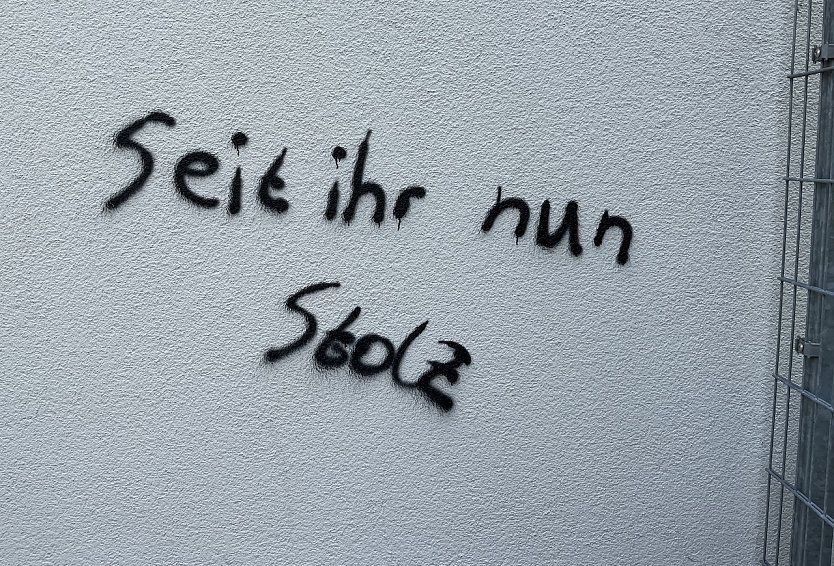 Schmiererei an der REWE-Kaufhalle (Foto: oas)