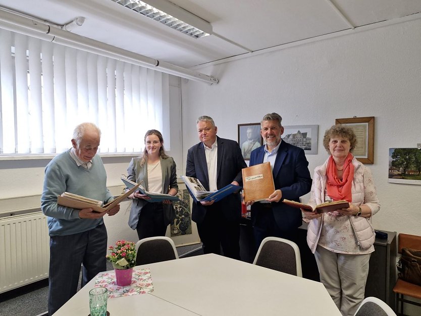 Ulrich Schleif &uuml;bergibt Sammlung zur Geschichte des Nahverkehrs in M&uuml;hlhausen (Foto: Pressestelle Landratsamt)