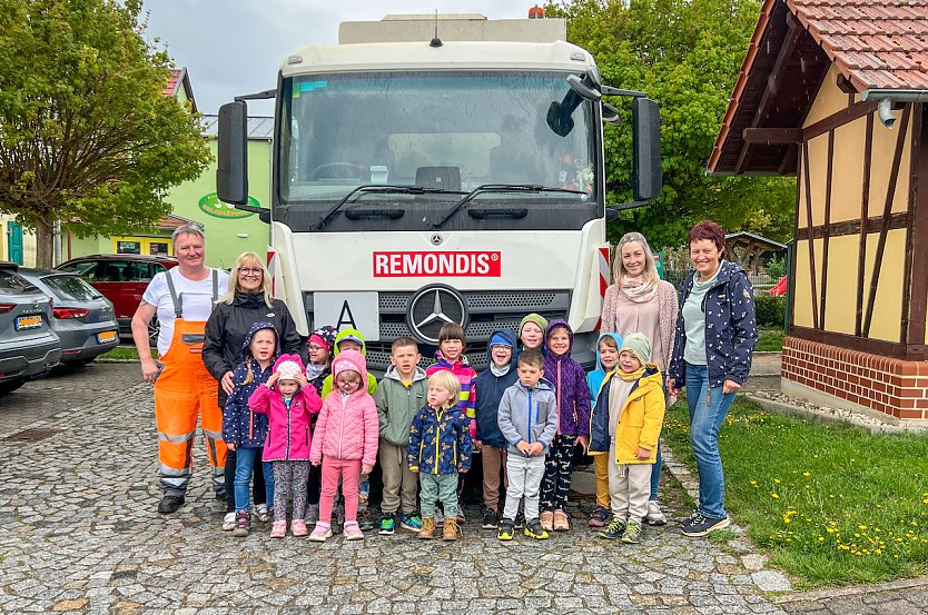 M&uuml;llwerker Mike Manhardt zeigte den Kindern live, wie die Tonnen entleert werden � ein Highlight f&uuml;r die Helbeg&auml;nschen. (Foto: LRA Kyffh&auml;userkreis/ Celine Appenroth)