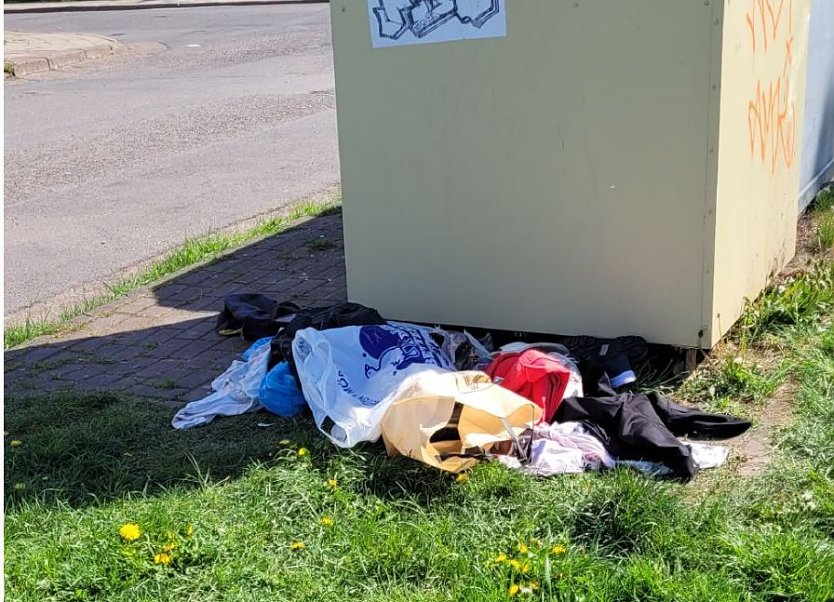 Kleiderberge vor einem Container (Foto: A.Adlerauge) Kleiderberge vor einem Container (Foto: A.Adlerauge)