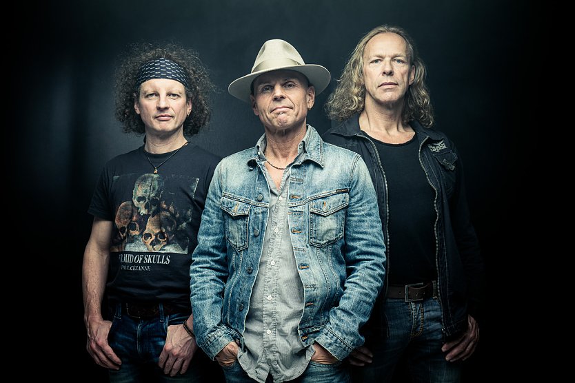 LOTT - Martin Lott (cajon, percussion, voc) Christian Lott (lead-voc, guit) Sven Lieser (lead-guit, voc) (Foto: Evangelischer Kirchenkreis S&uuml;dharz)