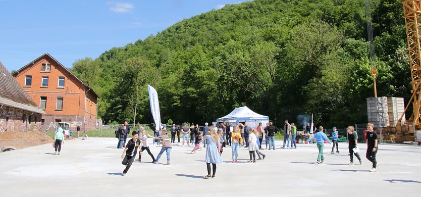 Die gro&szlig;e Bodenplatte des neuen Schulgeb&auml;udes gab f&uuml;r die Ilfelder Zweitkl&auml;ssler heute schon einen tollen Spielplatz ab (Foto: agl)