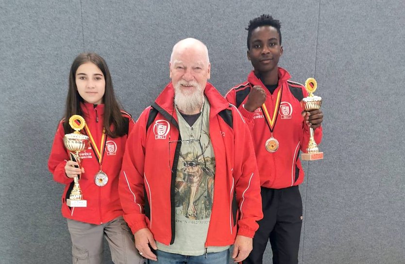 Arnesa Zenelaj und Samuel Ediga mit ihren Pokalen (Foto: F.Becker)