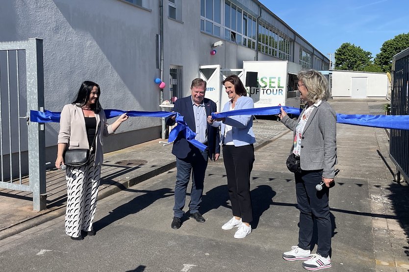 Feierliche Er&ouml;ffnung  des Handwerkeraktionstages. Foto v.li.n.re. Julia Riese, Andreas B&auml;rwolff, Landr&auml;tin Antje Hochwind-Schneider, Nicolle Linke (Foto: Carina Ei&szlig;ner)