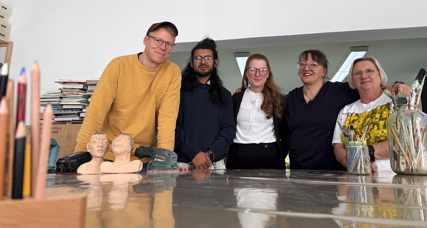Das Team der Jugendkunstschule, v.l.: Dramaturg und "Allrounder" Sebastian Schimmel, Produktdesigner Rodrigo Alonso Pereyra, Stoffkennerin Claudia Junge-Lande, Leiterin Martina Degenhardt und die ewige Herrin der Keramik, Eleonore G&ouml;sel (Foto: agl)