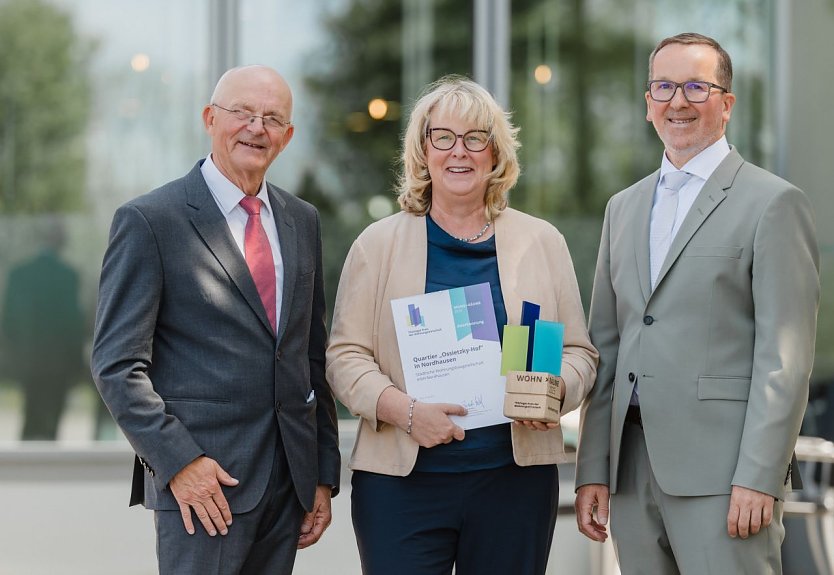 SWG-Gesch&auml;ftsf&uuml;hrerin Inge Klaan (Mitte) erhielt von Dr. Bernd Hunger (links), Vorsitzender Kompetenzzentrum Gro&szlig;siedlungen e.V., und Frank Emrich, Verbandsdirektor des VTW (rechts, in Suhl eine Anerkennung f&uuml;r die Sanierung des Ossietzky-Quartiers in Nordhausen.  (Foto: VTW/Michael Reichel)