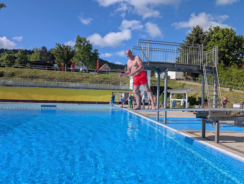 B&uuml;rgermeister Steffen Grimm wagte den ersten Sprung in das kalte Nass (Foto: Janin Skara)