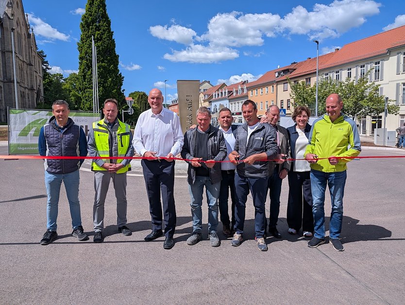Feierten gemeinsam die Er&ouml;ffnung des neuen Kreisverkehrs v.l.n.r.: Marco Zey&szlig; von der S + B Signal- und Beleuchtungstechnik GmbH, Bauamtsleiter Karsten Kleinschmidt, B&uuml;rgermeister Steffen Grimm, Polier Thomas Z&ouml;llner, Christian Mier, Gesch&auml;ftsf&uuml;hrer der Hoch- und Tiefbau Ebeleben GmbH, Tino Schwanengel, Bauleiter der Hoch- und Tiefbau Ebeleben GmbH, Hans-Peter Schwarzbach, Werkleiter des Trinkwasser- und Abwasserzweckverbandes Helbe-Wipper sowie Heike Bach und Jan Krau&szlig;e vom Ingenieurb&uuml;ro Bach. (Foto: Janine Skara)