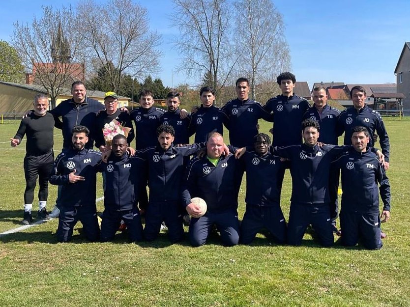 Neue Trainingsanz&uuml;ge f&uuml;r die SG Blau-Gelb G&ouml;rsbach (Foto: Ulrike Neblung)