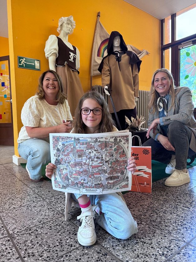 v. l.: Anke Wandt (Schulleiterin der Nikolaischule M&uuml;hlhausen), Frieda Pohl (8), Melanie Kura (Stadtmarketing) (Foto: Stadt M&uuml;hlhausen)