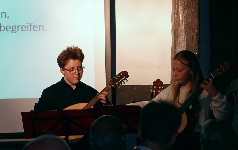 Musikalisch begleitet wurde die Festveranstaltung durch zwei Sch&uuml;lerinnen der Musikp&auml;dagogin Daniela Heise (Foto: nnz)