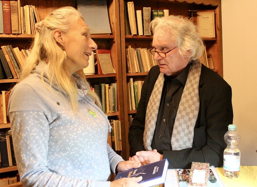 Stephanie Schwich im Gespr&auml;ch mit dem K&uuml;nstler (Foto: Eva Maria Wiegand)