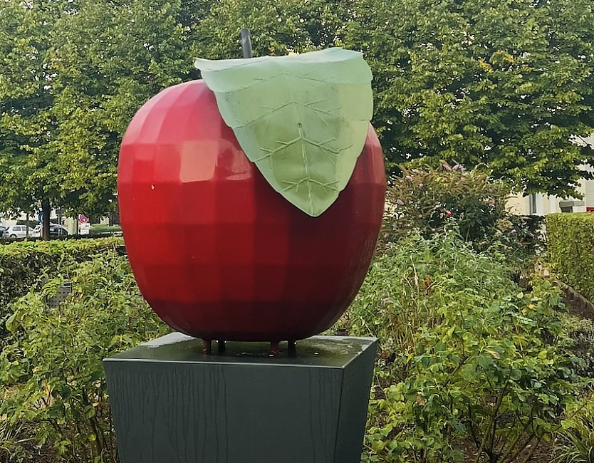 Der Apfel - Symbol der polnischen Partnerstadt Ostr&oacute;w Wielkopolski im Garten der St&auml;dtepartnerschaften (Foto: Stadt Nordhausen)