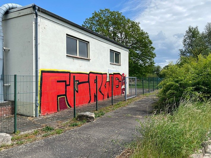 Die T&auml;ter waren offensichtlich keine Fussballfans des &ouml;rtlichen Vereins  (Foto: Polizei)