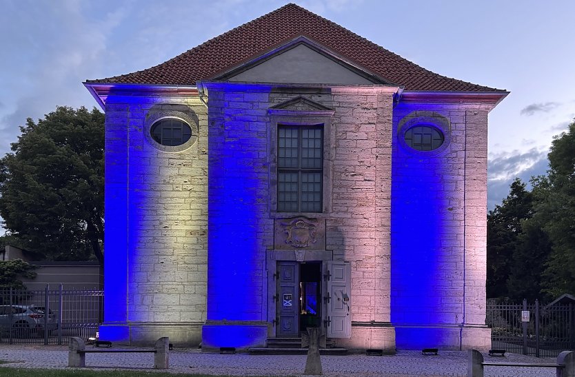 Die Gottesackerkirche war z&uuml;nftig in die blau-wei&szlig;en Farben Schottlands getaucht (Foto: oas)