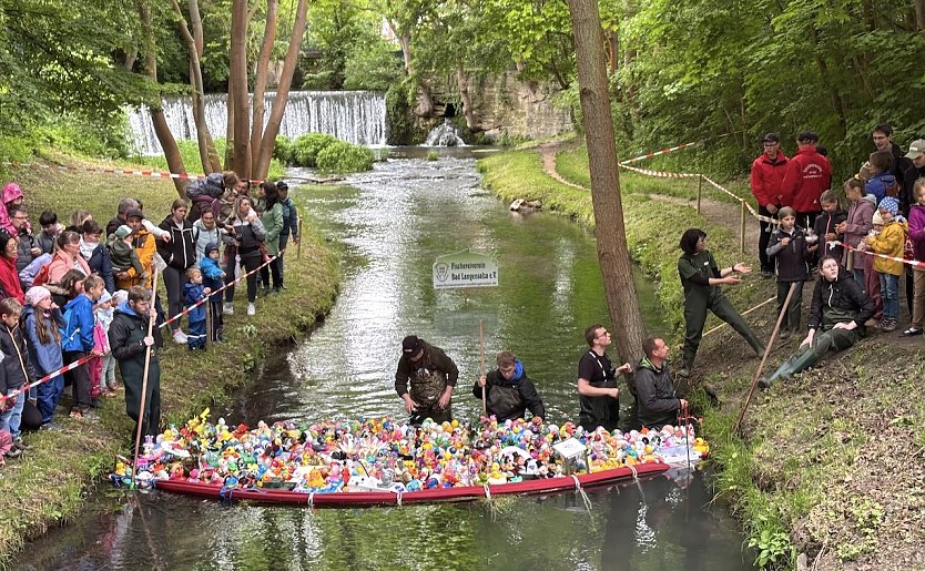 Pr&auml;parationen zum Start an der Seufzerbr&uuml;cke: eine Stadt auf den Beinen  (Foto: oas)