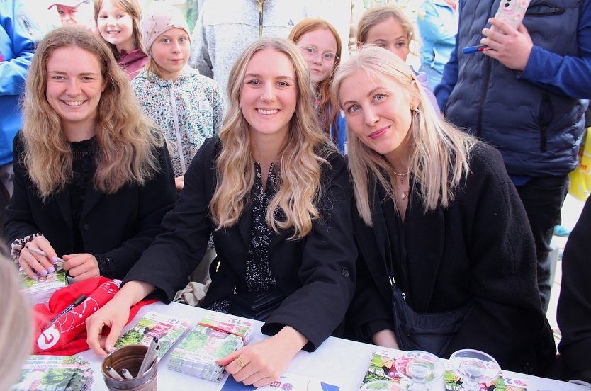 Gut gelaunte Europacup-Siegerinnen bei der Autogrammstunde (Foto: Eva Maria Wiegand)