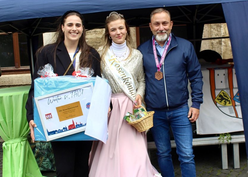 Die Stadt schenkt der Mannschaft einen Baum zum nachhaltigen Gedenken an den gr&ouml;&szlig;ten Erfolg der Vereinsgeschichte (Foto: Eva Maria Wiegand)