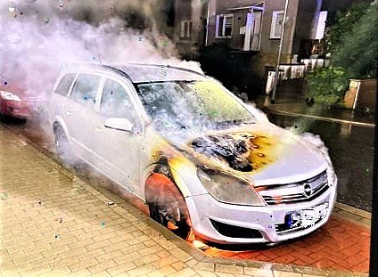 Angez&uuml;ndetes Auto in Bleicherode (Foto: Polizei)