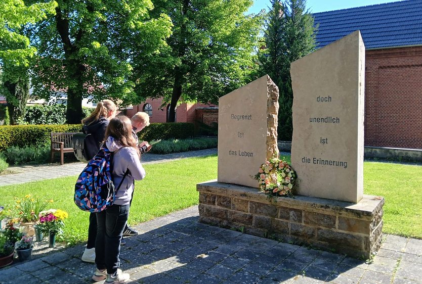 Grundschulkinder besuchen den Friedhof  (Foto: M.Fischer)