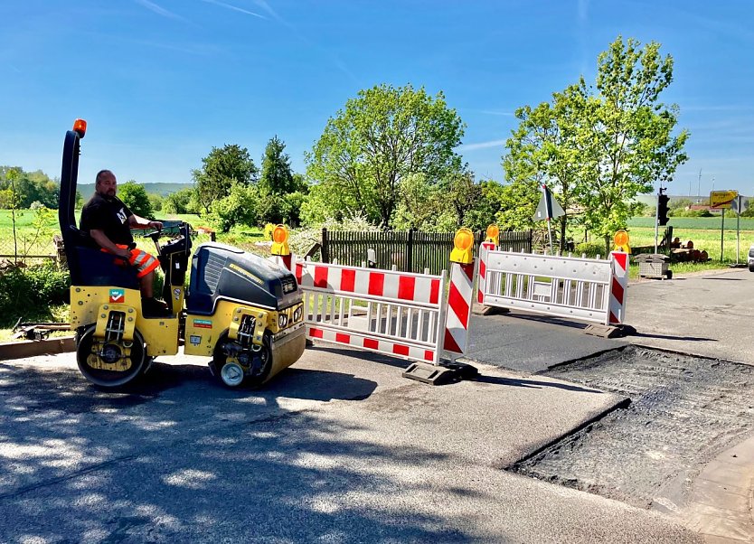 An den Kreisstra&szlig;en werden Wintersch&auml;den beseitigt (Foto: Pressestelle Landratsamt)