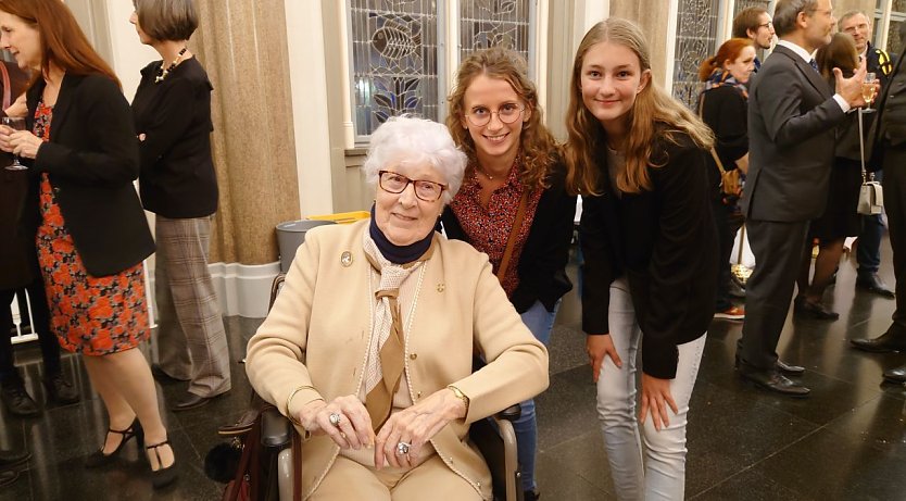 Sarah B&ouml;nisch mit Colette und Lucy Fauble (Foto: Famiile B&ouml;nisch)