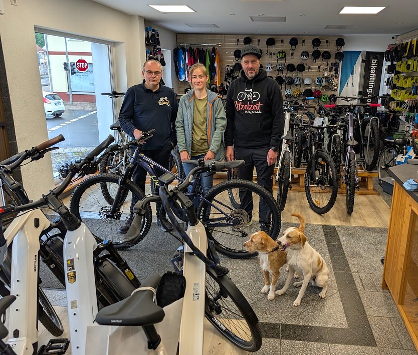 v.l. Jörg Illhardt, die glückliche Marie Riecher und Sebastian Albert (Foto: ritzelzeit) v.l. Jörg Illhardt, die glückliche Marie Riecher und Sebastian Albert (Foto: ritzelzeit)