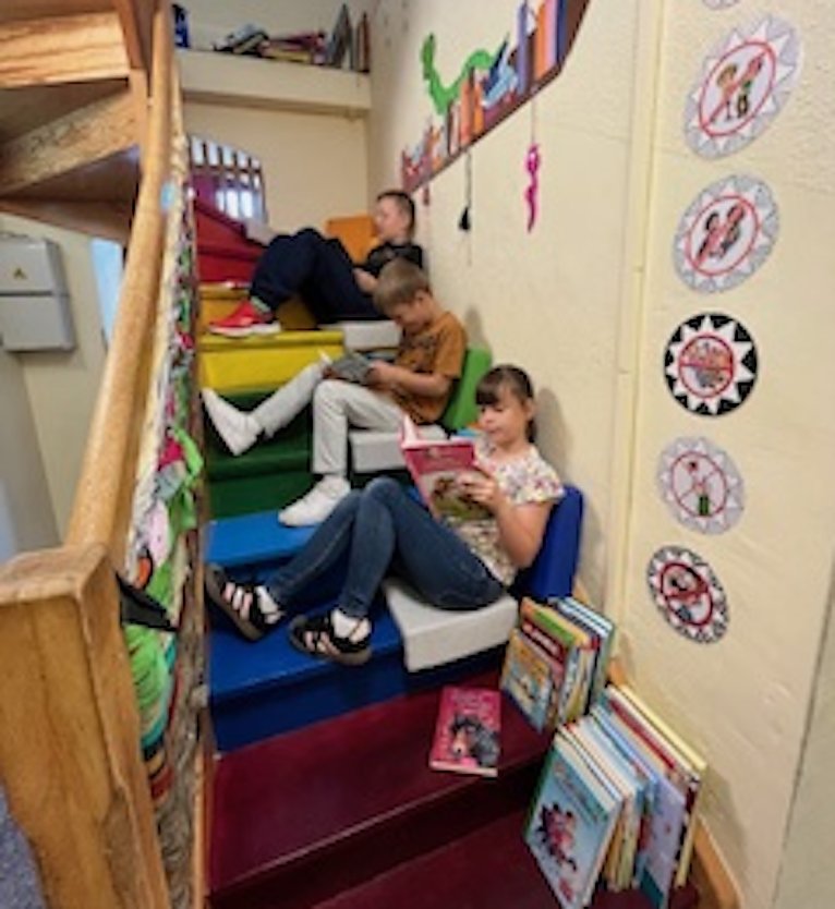 Lesetreppe in der Staatlichen Grundschule in Udersleben (Foto: Elisabeth Gattermann) Lesetreppe in der Staatlichen Grundschule in Udersleben (Foto: Elisabeth Gattermann)