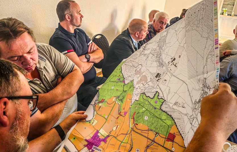 Landschaftsplan vorgestellt (Foto: J.Piper) Landschaftsplan vorgestellt (Foto: J.Piper)