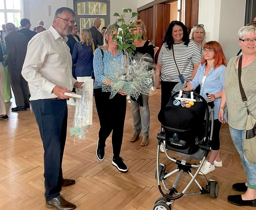 Geschenke zum Abschied von Frank Rostek als Bleicher&ouml;der B&uuml;rgermeister (Foto: A.Meyer)