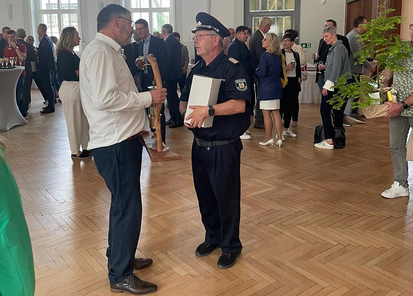 Vertreter von allen m&ouml;glichen Gewerken bedankten sich bei Rostek (Foto: A.Meyer)