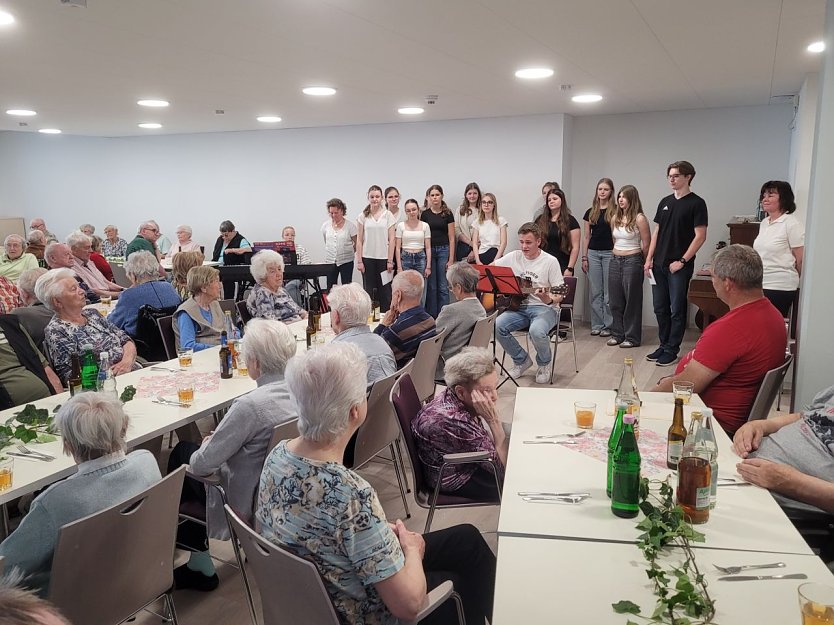 Geburtstagsgl&uuml;ckw&uuml;nsche und Besuch im Seniorenheim "Gl&uuml;ck Auf" (Foto: Schillergymnasium Bleicherode)