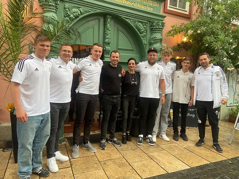 Die Schiedsrichter des FSV Preußen feierten im Steak- und Schnitzelhaus (Foto: B.Harbauer) Die Schiedsrichter des FSV Preußen feierten im Steak- und Schnitzelhaus (Foto: B.Harbauer)