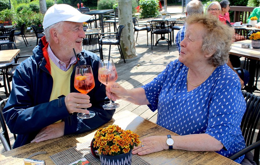 Fr&ouml;hlich feiert dieses Leipziger Paar seinen (fast) "Goldenen Hochzeitstag" auf der Terrasse des Rosencaf&eacute;s (Foto: Eva Maria Wiegand)