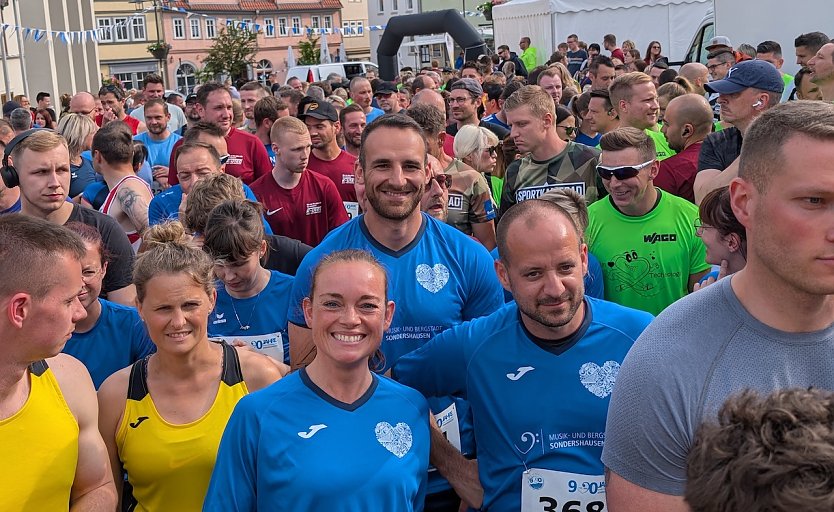 Auch Janine Skara -Mitte-(Pressesprecherin der Stadt) startete beim Jubil&auml;umslauf in Sondershausen (Foto: Stadtverwaltung Sondershausen)