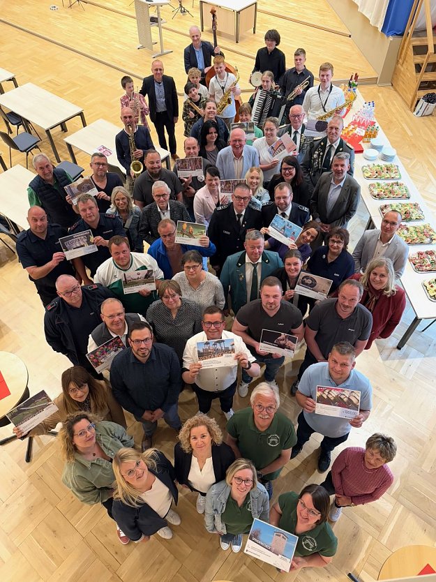 17.100 Euro gab es insgesamt für 20 Vereine der Region (Foto: Pressestelle Landratsamt) 17.100 Euro gab es insgesamt für 20 Vereine der Region (Foto: Pressestelle Landratsamt)