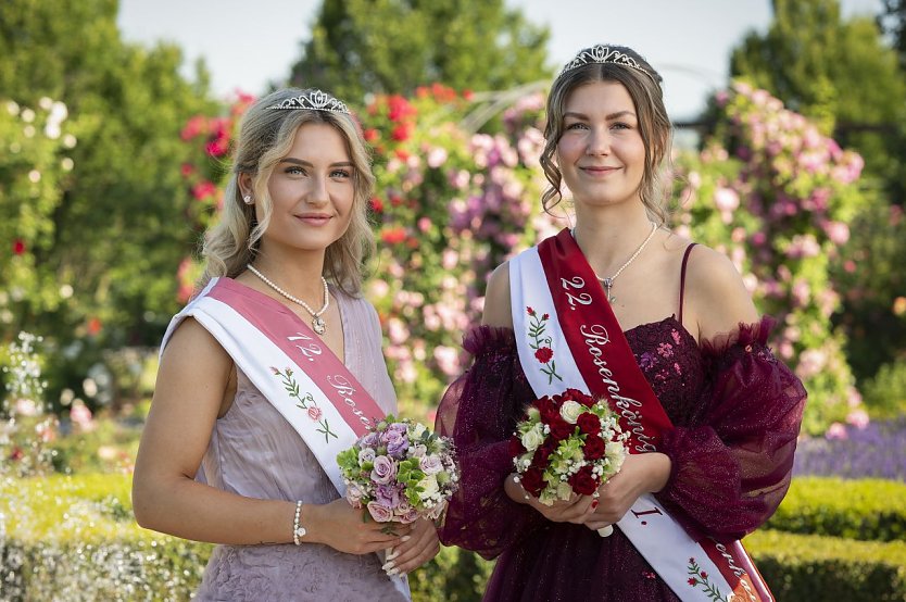 Rosenkönigin und Rosenprinzessin (Foto: Rosenstadt Sangerhausen GmbH) Rosenkönigin und Rosenprinzessin (Foto: Rosenstadt Sangerhausen GmbH)