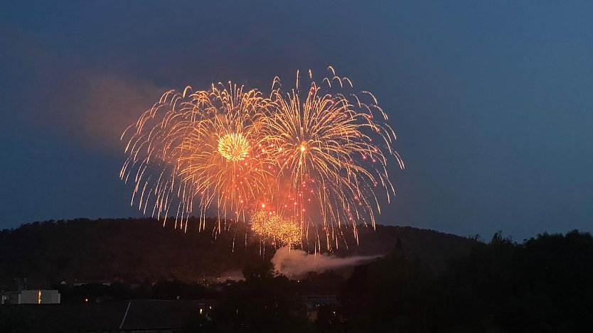 Mit einem spektakul&auml;ren H&ouml;henfeuerwerk ging die 900-Jahrfeier soeben zu Ende (Foto: Eva Maria Wiegand)