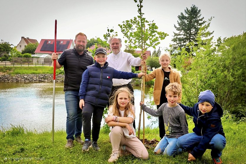 Kommunionskinder pflanzen Erinnerungsbaum (Foto: Stadt Leinefelde-Worbis) Kommunionskinder pflanzen Erinnerungsbaum (Foto: Stadt Leinefelde-Worbis)