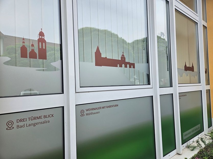 Neue Beklebung der Gesch&auml;ftsstellenfenster (Foto: KTL Bad Langensalza)