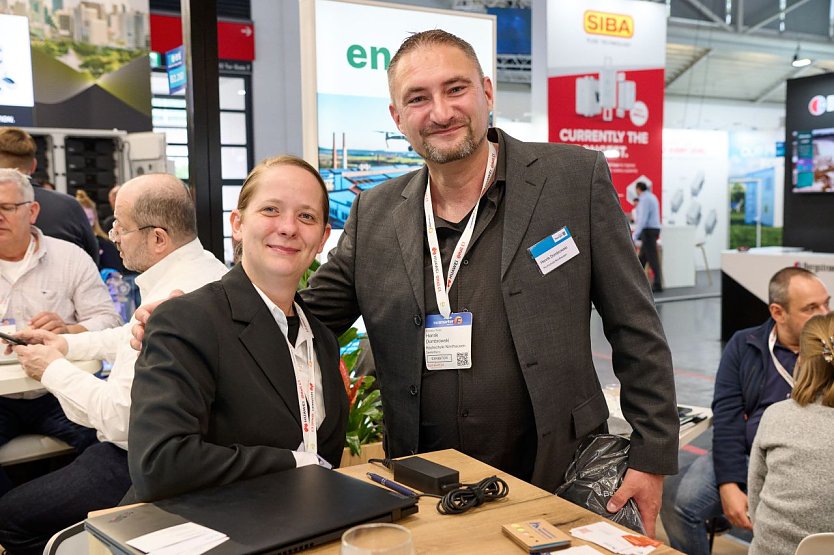  Das Projektteam Melanie Ahnert und Henrik Dombrowski auf der Messe The smarter E (Foto: LEG Th&uuml;ringen, Nicolas Gradicsky)
