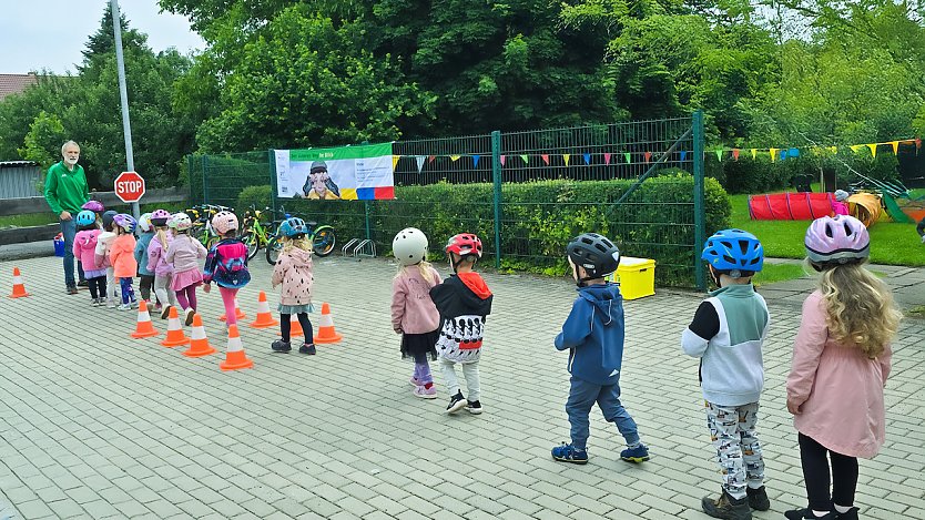 Spielerische Verkehrserziehung in Niedersachseerfen (Foto: Frau Fritsche) Spielerische Verkehrserziehung in Niedersachseerfen (Foto: Frau Fritsche)