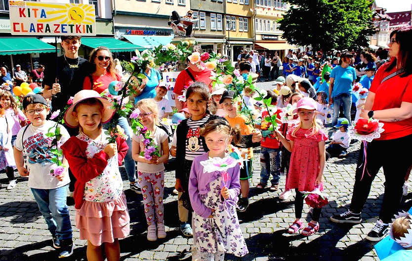 Kinderumzug zum Brunnenfest heute Vormittag (Foto: Eva Maria Wiegand) Kinderumzug zum Brunnenfest heute Vormittag (Foto: Eva Maria Wiegand)