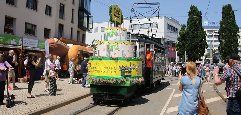 Der erste Platz im Corso geb&uuml;hrte Nordhausens &auml;ltestem Prunkst&uuml;ck, der TW 23 aus dem Jahr 1934, die heute als Tortenwagen voranfuhr (Foto: agl)