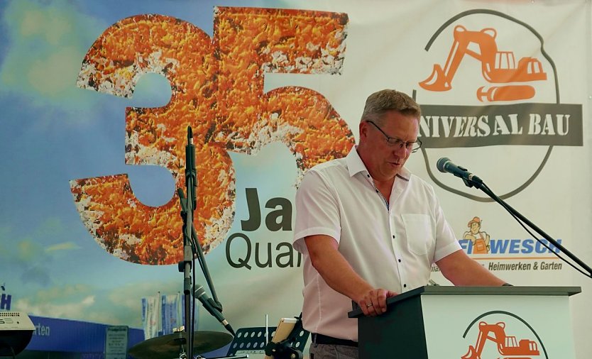 Robert B&ouml;hm begr&uuml;&szlig;t die G&auml;ste der Geburtstagsfeier (Foto: nnz)