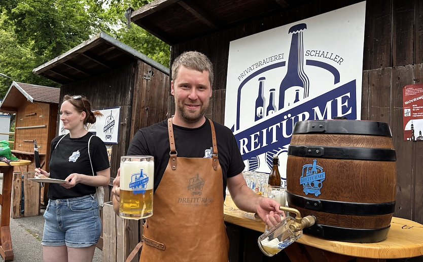 Familie Schaller im Jubiläumseinsatz: Eine hat gebacken, der andere gebraut (Foto: oas) Familie Schaller im Jubiläumseinsatz: Eine hat gebacken, der andere gebraut (Foto: oas)