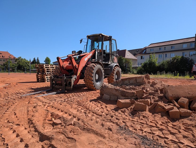 Auf der Tennisanlage wird in dieser Woche der alte Tennenbelag abgetragen und soll durch einen modernen Kunstrasen ersetzt werden (Foto: Janine Skara)