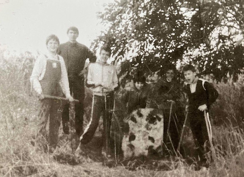 Freilegung und Wiederaufrichtung des Kreuzsteins Anfang der Achtziger Jahre (Foto: privat)